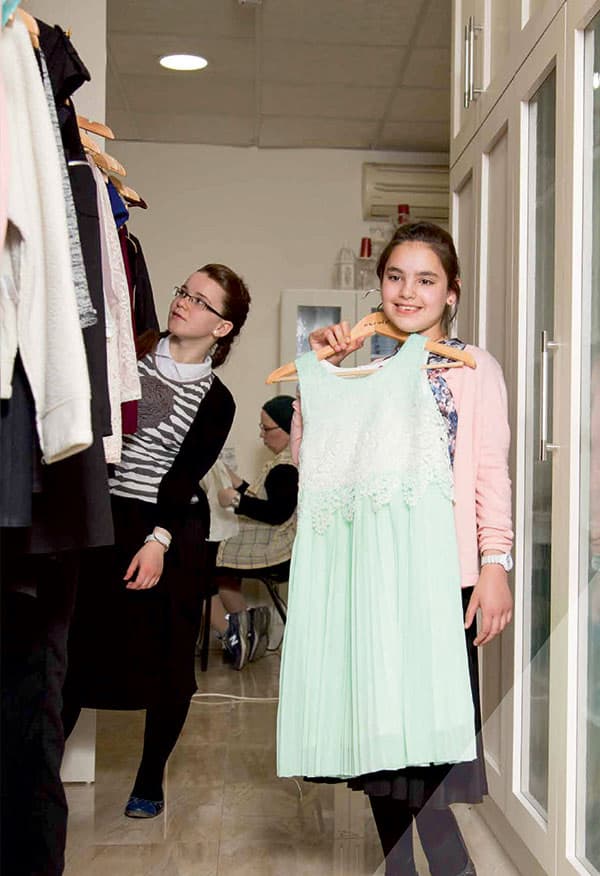 Photo · Choisir une robe au vestiaire de la maison.