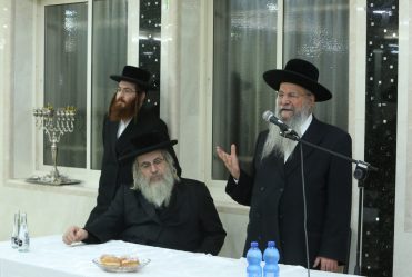 El Rabino kabalista, Rabí Iacov Hillel, ilumina Bait Lepletot con las luminarias de Januká.