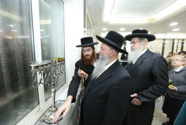 El Rabino kabalista, Rabí Iacov Hillel, ilumina Bait Lepletot con las luminarias de Januká.